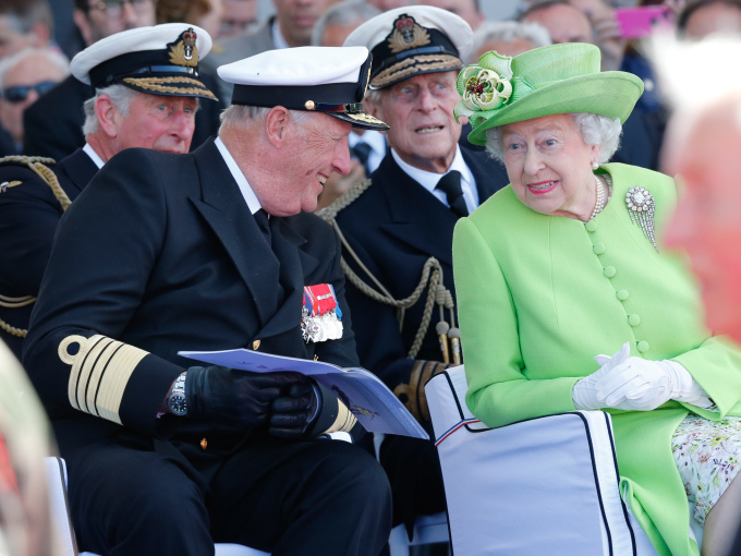 King Harald and Queen Elizabeth seated next to each other during the ceremony marking the 70th anniversary of D-Day on Ouistreham beach in 2014. Photo: Terje Bendiksby / NTB